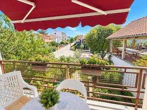 Spacious retro 3-bedroom home 130m2 in Zadar, Puntamika Borik beach area