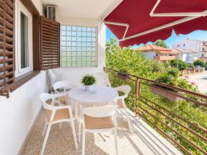 Spacious retro 3-bedroom home 130m2 in Zadar, Puntamika Borik beach area