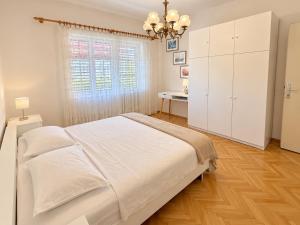 Spacious retro 3-bedroom home 130m2 in Zadar, Puntamika Borik beach area