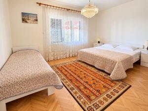 Spacious retro 3-bedroom home 130m2 in Zadar, Puntamika Borik beach area