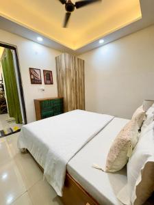 Iraaya Stays - Premium 2BHK - Close to Premanand Maharaj ji Route