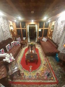 Adnans Houseboat