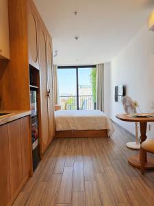 606 - La Van Residence - Panoramic City View Studio with Balcony