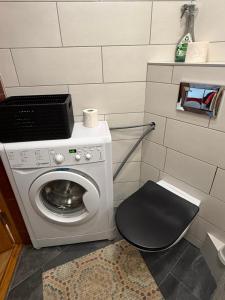 Cozy 9th floor studio with balcony and free parking