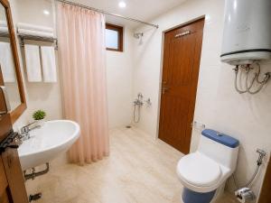 Manali Royal 3 Bedroom independent Heritage villas with Private Lawn near Volvo Bus Stand, Manali