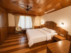 Manali Royal 3 Bedroom independent Heritage villas with Private Lawn near Volvo Bus Stand, Manali