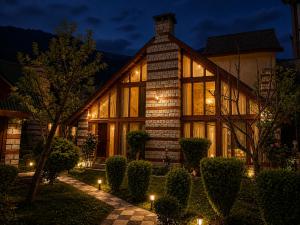 Manali Royal 3 Bedroom independent Heritage villas with Private Lawn near Volvo Bus Stand, Manali
