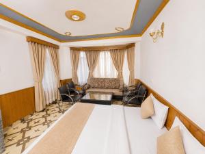 Snow Clad Private & independent 1,2,3,4,5 Bedrooms Luxury Villa & Cottages, Manali