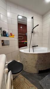Cozy 9th floor studio with balcony and free parking
