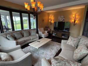 Cedarway Riverview Estate-by Brudenell River overseeing golf course
