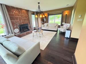 Cedarway Riverview Estate-by Brudenell River overseeing golf course