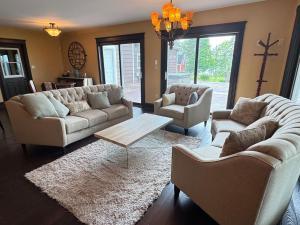 Cedarway Riverview Estate-by Brudenell River overseeing golf course