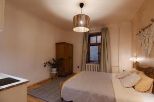 Central Boho Oasis with Private parking