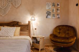 Central Boho Oasis with Private parking