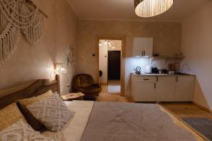 Central Boho Oasis with Private parking