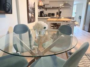 Elegant Trinity Bellwoods 1BR2BA Parkside Retreat