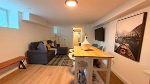 Elegant Trinity Bellwoods 1BR2BA Parkside Retreat