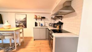 Elegant Trinity Bellwoods 1BR2BA Parkside Retreat