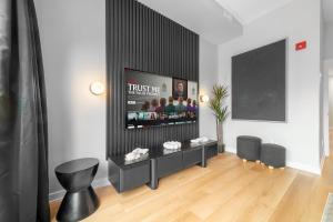 Spacious 3BR Downtown Hub Workspace & Fast WiFi