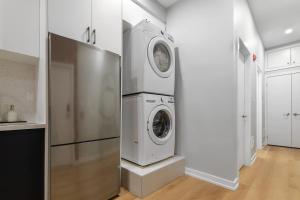 Spacious 3BR Downtown Hub Workspace & Fast WiFi