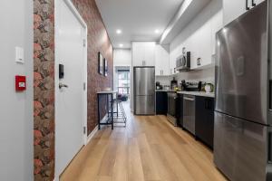 Spacious 3BR Downtown Hub Workspace & Fast WiFi