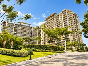 Elegant 3BR Condo with Resort Pools Near BGC Taguig