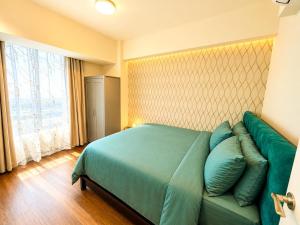 Elegant 3BR Condo with Resort Pools Near BGC Taguig