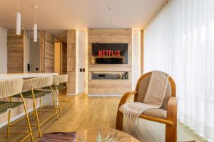 16th Floor Luxury Suite with Private Jacuzzi & Mountain View