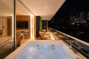 16th Floor Luxury Suite with Private Jacuzzi & Mountain View