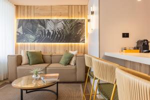 16th Floor Luxury Suite with Private Jacuzzi & Mountain View