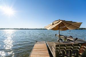 Luxury 2 Beds Guest suite Stunning Lakefront
