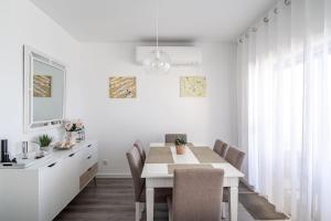 Janelas de Zimbra Lovely Apt with Pool and Sea View by Lisbeyond