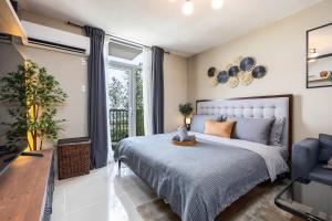 Airport Haven Condotel - near Mactan-Cebu Airport 13 mins ride, Self Check-In, Wifi, Netflix, pool and Balcony view