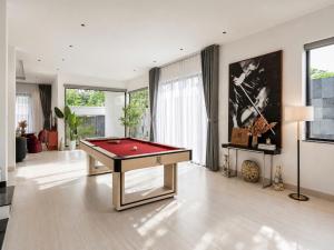 Modern 7BR Villa in Green neighborhood by Ray