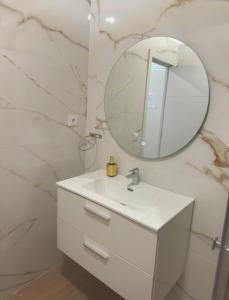 Habitación con baño privado en Alicante 3