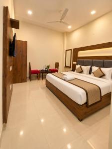 Hotel Woodlark Prime Zirakpur Chandigarh !! Near International Airport ! Best choice for Tourists