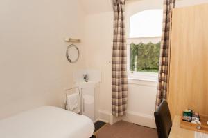 Single Room with Shared Bathroom room in Ardross Glencairn