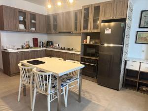 Stylish 2BR apartment - best sunsets at front beach!