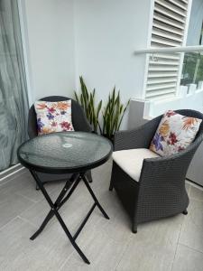 Stylish 2BR apartment - best sunsets at front beach!