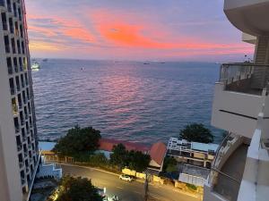 Stylish 2BR apartment - best sunsets at front beach!