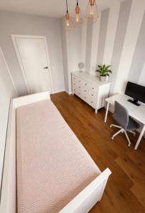 Modern 2BR Apartment for 4 Parking Warsaw Wola