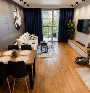 Modern 2BR Apartment for 4 Parking Warsaw Wola