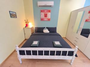 Bogota Central Apt w Office Space and Wifi near Metro
