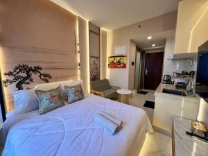 Apartment Sky House BSD with Smart TV 43 inch Near AEONMALL,ICE,The Breeze by Kyoto Serenity