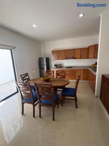 2br 1ba Condo 1 block to ocean Condo 1