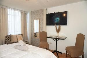 202 Private room in the center near the square