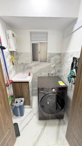 Modern & luxury 2 bedroom apartment AC Parking
