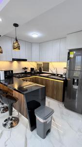 Modern & luxury 2 bedroom apartment AC Parking