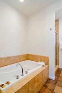 Studio En-Suite with Kitchenette -Private Patio