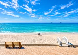 Manasota Key Getaway Sleeps 8 - Steps to the Beach